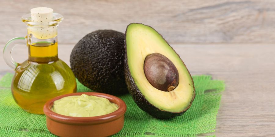 Avocado und Öl.