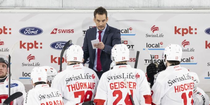 Patrick Fischer gibt seinen Spielern Anweisungen. Patrick Fischer