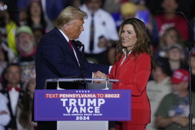 Donald Trump begrüsst die Schatten-Senatorin von Puerto Rico, Zoraida Buxo, an der Wahlkampfveranstaltung in Allentown, Pennsylvania, am 29. Oktober 2024. Zoraida Buxo Donald Trump