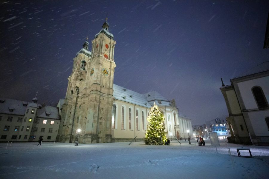 Kirchplatz Weihnachtsbaum Kirche Schnee