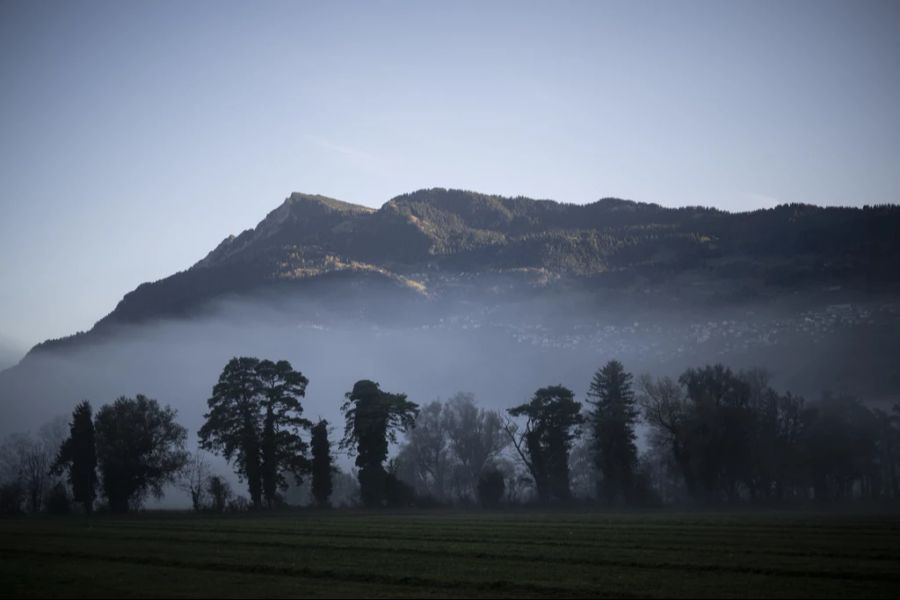 In der Schweiz bleibt es am Samstag und Sonntag grösstenteils neblig mit milden Temperaturen.