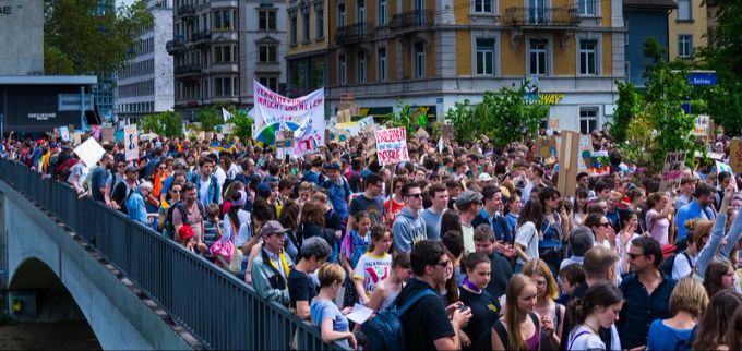 Menschen gehen für den Klimaschutz auf die Strasse. Klimaschutz