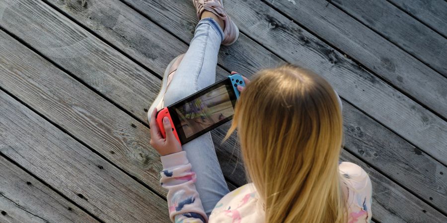 Mädchen spielt Nintendo Switch