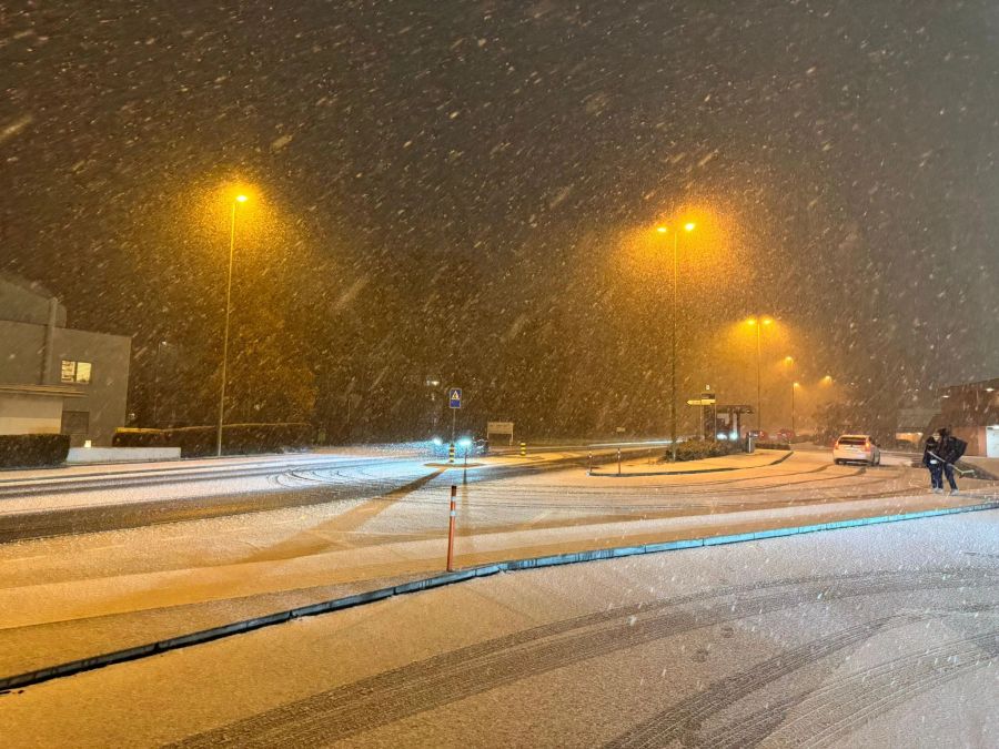 Die dicken Flocken blieben auf der Strasse liegen.