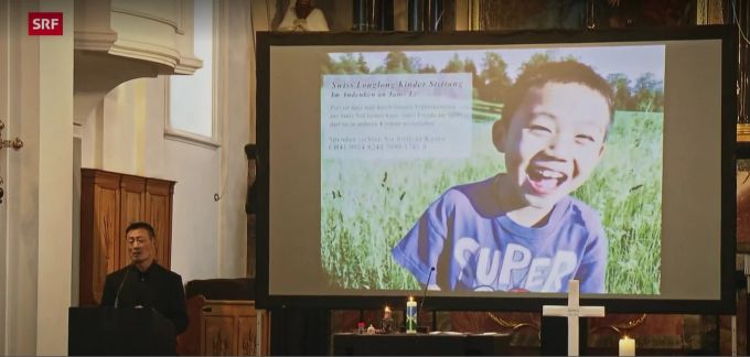 Donghua Li hält an der Beerdigung seines Sohnes Janis eine Rede. (2019) Donghua Li