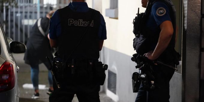 An einer Seitenstrasse der Langstrasse durchsuchen Polizisten ein Haus wegen des Verdachts auf illegales Geldspiel. Langstrasse