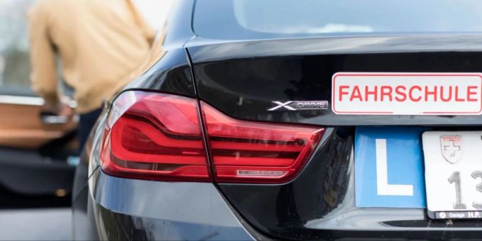 Die Generation Z lässt sich mit dem Führerschein Zeit. Generation Z