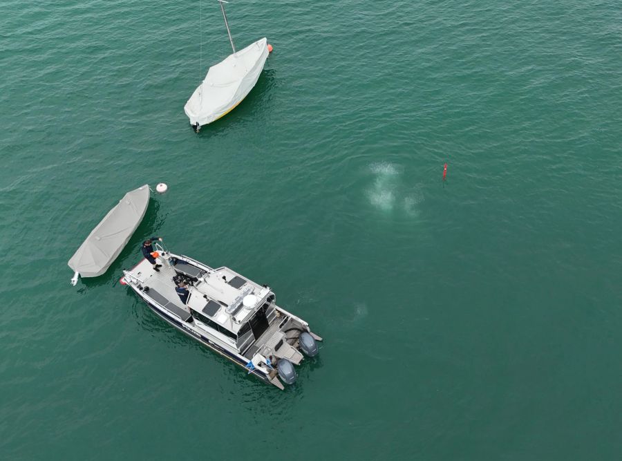 Ein Drohnenbild zeigt die Einsatzkräfte auf dem Wasser, wo das Auto vermutet wird.