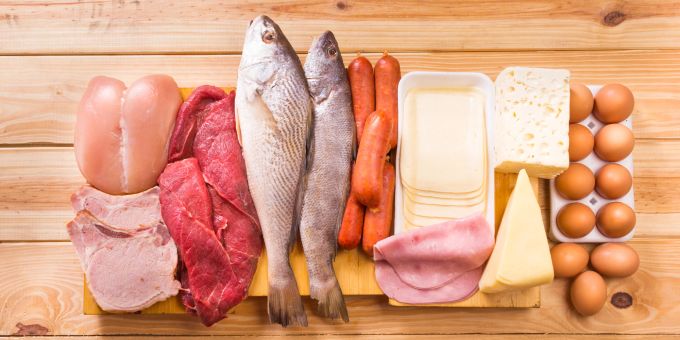 Die Dukan-Diät besteht aus vier Phasen: Angriffsphase, Aufbauphase, Stabilisierungsphase und Erhaltungsphase, wobei der Fokus auf einem hohen Proteinkonsum liegt. Dukan Diät Lebensmittel, Fleisch und Fisch, Eier, Käse