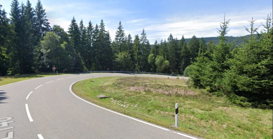 Die Menzikurve liegt etwas oberhalb der Gemeinde Menzenschwand (D) im Schwarzwald.