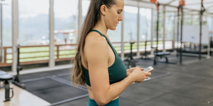 «Am Handy» - Fitness-Fans ärgern sich über Geräte-Besetzer im Gym