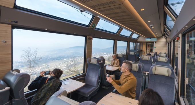 Der Zug bietet durchgehend Panoramafenster. Innenausstattung