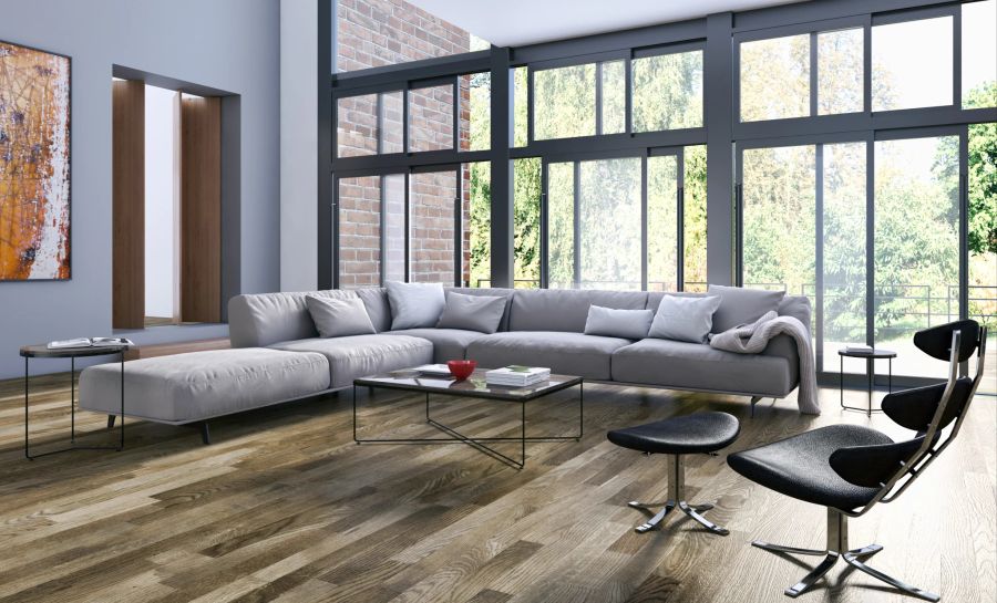Ein grosszügiges Sofa in einem geräumigen Wohnzimmer.