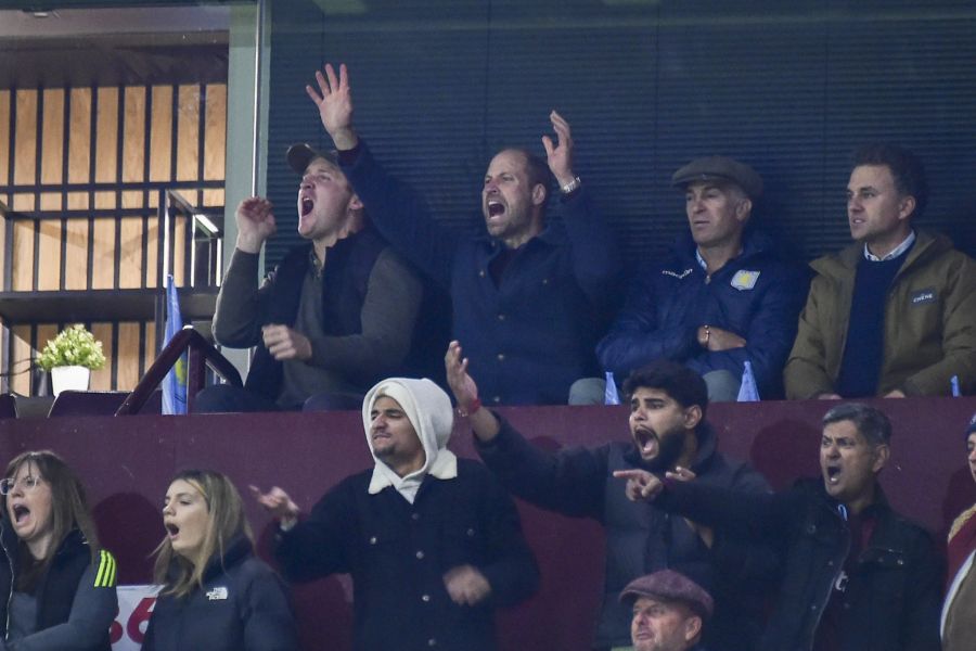 Auch Villa-Fan Prinz William (oben) fiebert bei der Partie von der Tribüne mit.