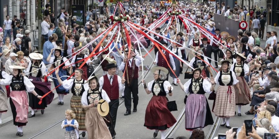 Solothurner Trachtenverband bei Festumzug.