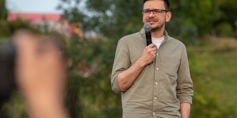 Ilja Jaschin bei einer Veranstaltung im Berliner Mauerpark kurz nach seiner Freilassung. Dort betonte er seine Solidarität mit der Ukraine. (Archivbild)