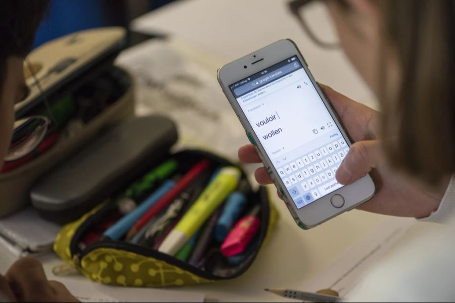 Handys und Co. können an Schulen gute Hilfsmittel sein.