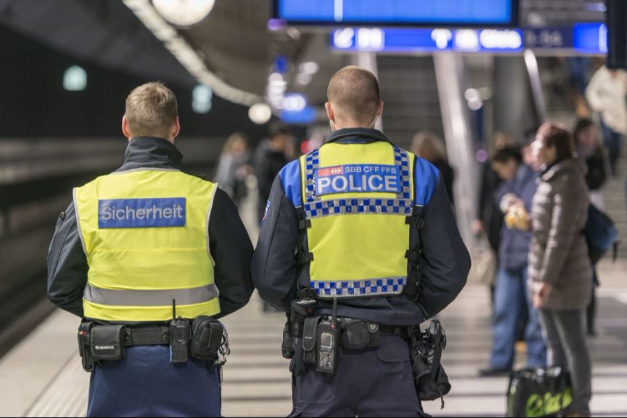 Mitarbeiter der SBB-Transportpolizei (rechts) und von Securitrans (heute Transsicura) stehen nebeneinander am Hauptbahnhof Zürich, im Januar 2015.