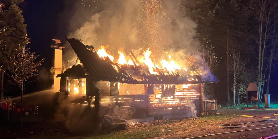 Jagdhütte in Flammen.