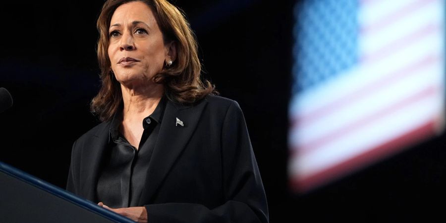 Kamala Harris hat es kurz vor der US-Präsidentschaftswahl erneut auf das Cover der Modezeitschrift «Vogue» geschafft. (Archivbild)