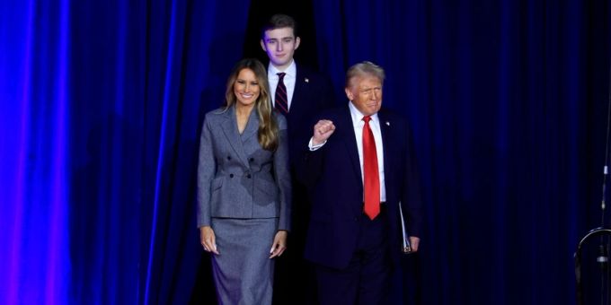 Donald Trump betritt mit Gattin Melania und Sohn Barron die Bühne. Der 18-Jährige ist ein Kopf grösser als seine Eltern! Donald Trump
