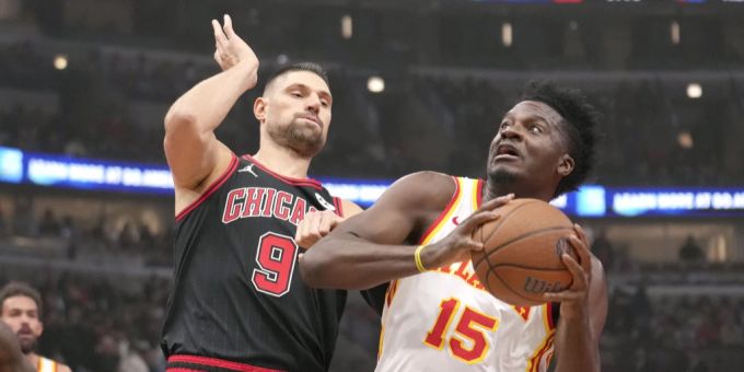 Atlantas Clint Capela (r) im Spiel gegen die Chicago Bulls. Clint Capela NBA