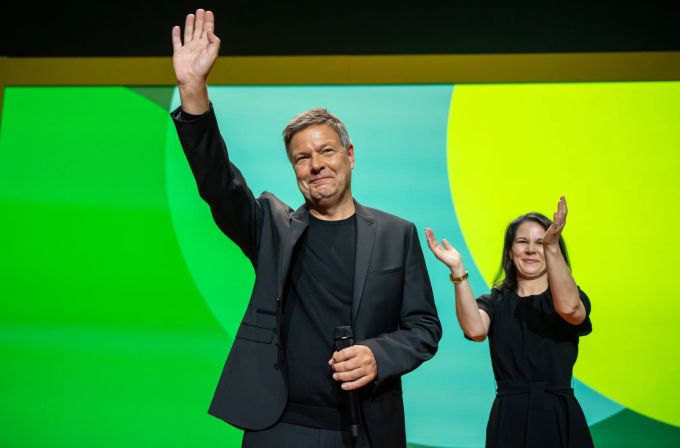 Robert Habeck, Bundesminister für Wirtschaft und Klimaschutz, und Spitzenkandidat der Grünen für die Bundestagswahl 2025, steht nach seiner Wahl neben Annalena Baerbock, Aussenministerin, bei der Bundesdelegiertenkonferenz von Bündnis 90/Die Grünen. Beim Parteitag der Grünen wurde ein neuer Vorstand gewählt. Bundesdelegiertenkonferenz der Grünen