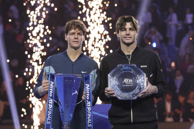 Jannik Sinner (li.) mit dem unterlegenen Finalgegner Taylor Fritz. ATP Finals Jannik Sinner
