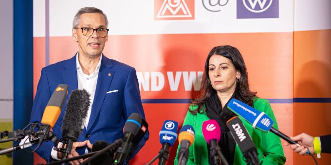 IG-Metall-Bezirksleiter Thorsten Gröger und Betriebsratschefin Daniela Cavallo wollen sich bis Weihnachten mit VW einigen. (Archivbild) IG-Metall-Bezirksleiter Thorsten Gröger und Betriebsratschefin Daniela Cavallo wollen sich bis Weihnachten mit VW einigen. (Archivbild)