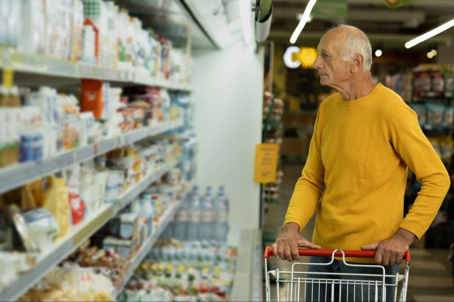 Senior, alter Mann, Supermarkt