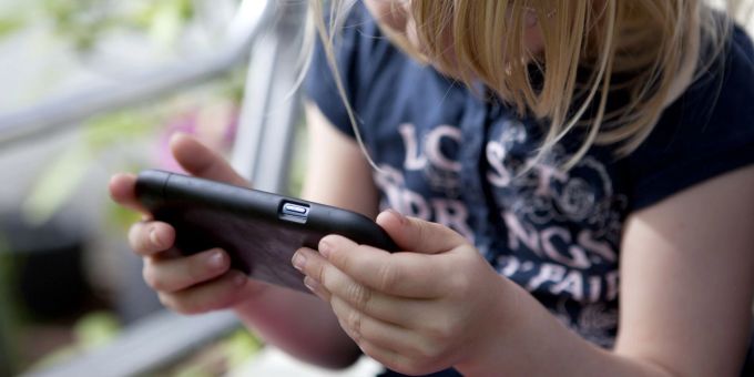 Die Augen nur auf dem Bildschirm: Auch auf die Lernleistung kann sich laut der Studie ein Smartphone-Verbot positiv auswirken. (Symbolbild) Die Augen nur auf dem Bildschirm: Auch auf die Lernleistung kann sich laut der Studie ein Smartphone-Verbot positiv auswirken.