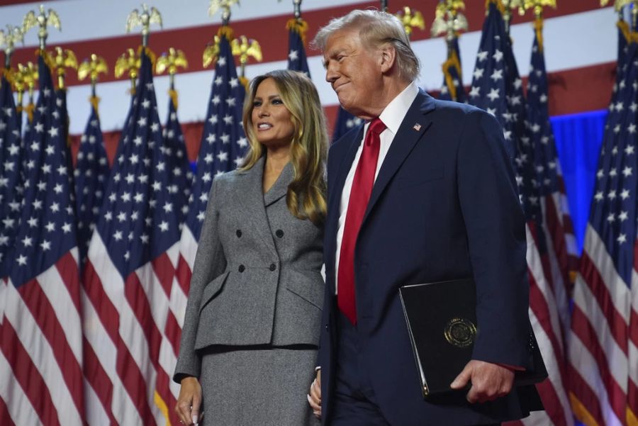 Melania Trump mit Ehemann Donald bei der letzten Wahlkampfrede am 6. November 2024.