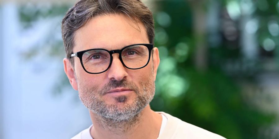Simon Verhoevens neue Komödie hat mit einem vieldiskutierten Thema zu tun, wie schon der Titel verrät: «Alter Weisser Mann»