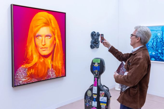 Ein Besucher fotografiert ein Poster der verstorbenen italienisch-französischen Sängerin und Schauspielerin Dalida, das von der französisch-amerikanischen Künstlerin Nina Childress geschaffen wurde und auf der internationalen Kunstmesse Art Basel in Paris, Frankreich, am 17. Oktober 2024 ausgestellt ist. Die Art Basel wird vom 18. bis 20. Oktober 2024 im Grand Palais in Paris für die Öffentlichkeit zugänglich sein.EPA/CHRISTOPHE PETIT TESSON Art Basel in Paris.