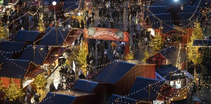 Festliche Stimmung im Wienachtsdorf auf dem Zürcher Sechseläutenplatz. Wienachtsdorf