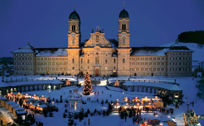 Weihnachtsmarkt vor dem Benediktinerkloster Einsiedeln im Kanton Schwyz. Einsiedeln