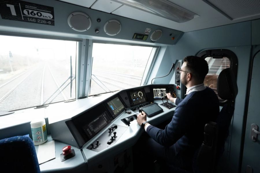 Die Folge: Lokführerinnen und Lokführer die in der Nacht die Geisterzüge fahren, fehlen tagsüber im Regeldienst.