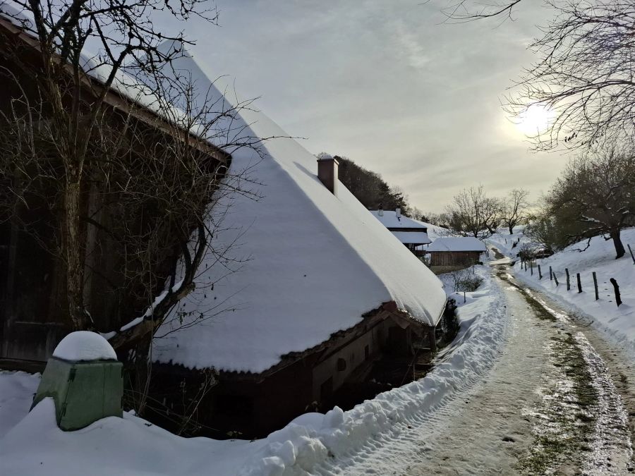 Die Gefahr vor Dachlawinen nimmt aufgrund des Tauwetters zu.