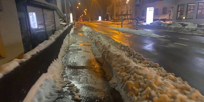 Der Weg übers Glatteis führte für viele Menschen in den letzten Tagen direkt auf die Notfallstation. Hier in Köniz BE am Montagmorgen. Schnee