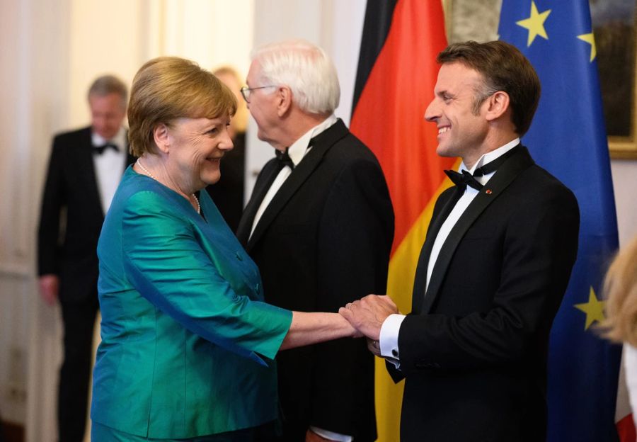 Für ein Treffen mit Frankreichs Präsident Emmanuel Macron entschied sie sich für einen türkisfarbenen Blazer.