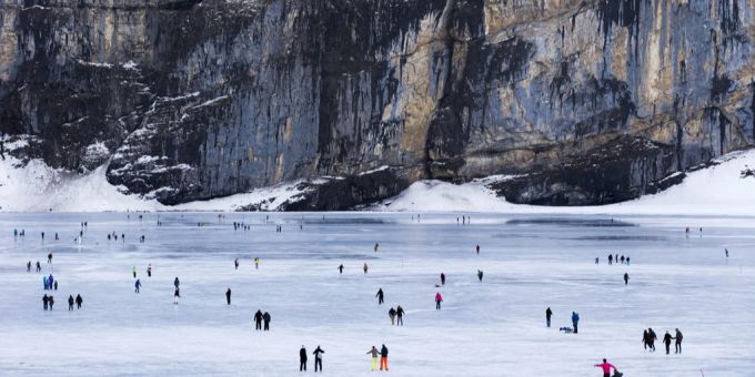 Die Talabfahrt beim Oeschinensee bleibt aufgrund von Murgängen und daraus resultierender infrastruktureller Zerstörung geschlossen. (Archivbild) Oeschinensee Eisläufer