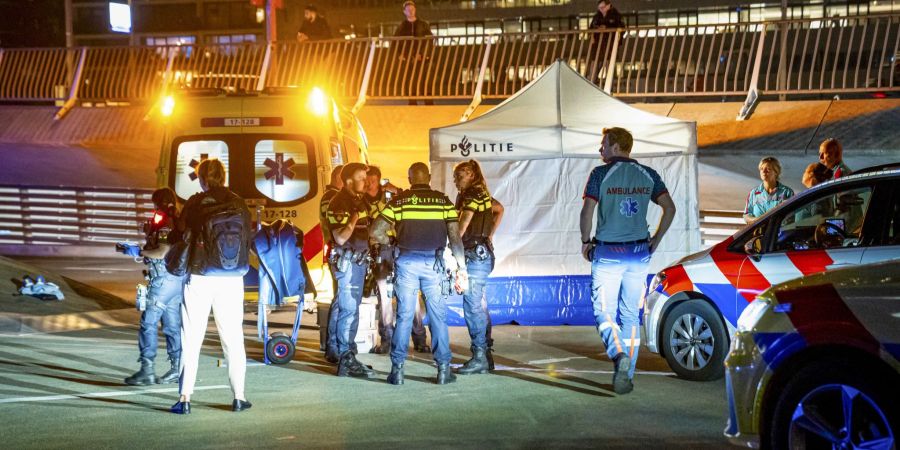 Rettungskräfte und Polizei sind nach einer Messerattacke in Rotterdam am Tatort im Einsatz.