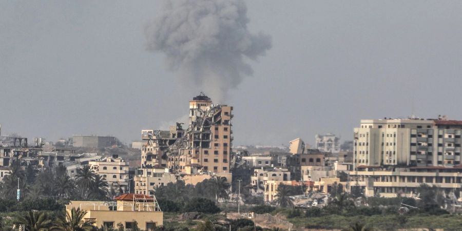 Rauch steigt nach einem Luftangriff in der Stadt Gaza auf. (Archivbild)