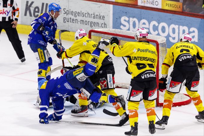 Kloten-Stürmer Miro Aaltonen schiesst das 1:0 gegen den SC Bern. SC Bern