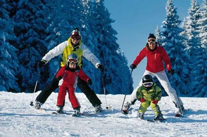 Skiifahrer auf Piste