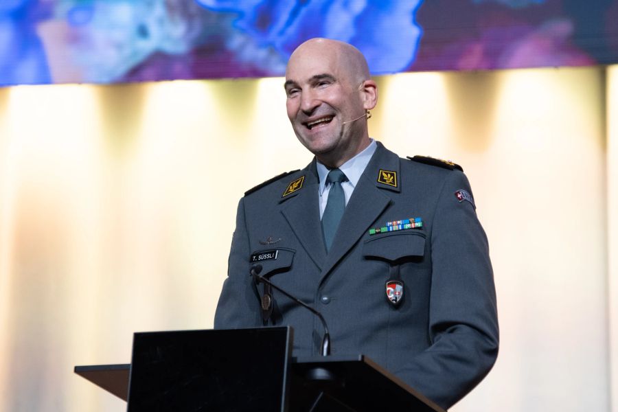 Armee-Chef Thomas Süssli hält eine Rede.