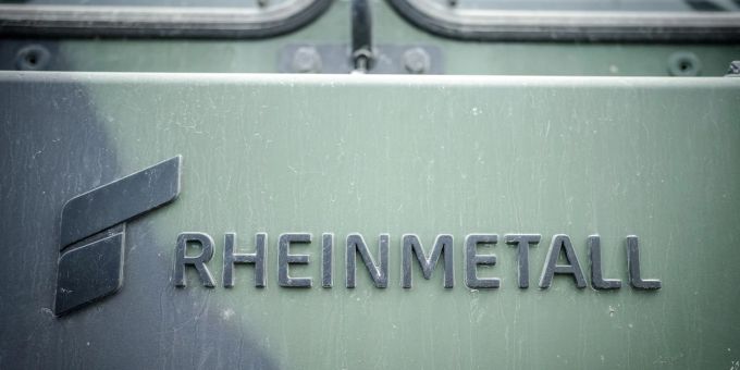 Das Logo des Rüstungskonzerns Rheinmetall ist an einem Fahrzeug der Bundeswehr bei der Nato-Übung Quadriga 2024 zu sehen. Das Logo des Rüstungskonzerns Rheinmetall ist an einem Fahrzeug der Bundeswehr bei der Nato-Übung Quadriga 2024 zu sehen.