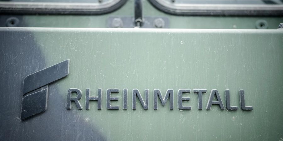 Das Logo des Rüstungskonzerns Rheinmetall ist an einem Fahrzeug der Bundeswehr bei der Nato-Übung Quadriga 2024 zu sehen.