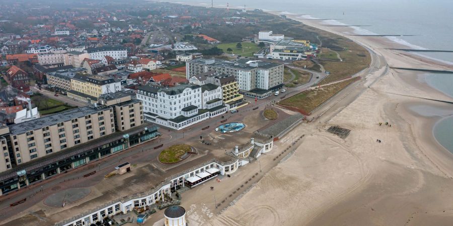 Ab dem Nachmittag wird auf der rund 5.000 Einwohner zählenden Nordseeinsel das traditionelle Fest Klaasohm gefeiert. (Archivbild)