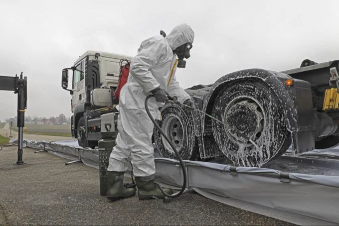 Fahrzeuge, die in Österreich durch die Vogelgrippe verendete Tiere abtransportieren, werden desinfiziert. (Archivbild) Vogelgrippe